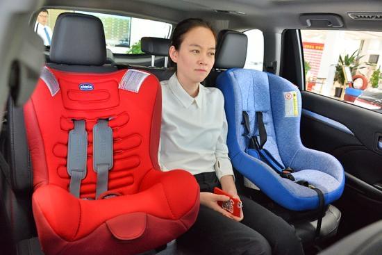 比亚迪宋PLUS EV 求助各位家里有宝宝的小伙伴们，宋plus ev后座左右靠窗各放一个儿童安全座椅，中间再坐一个成年