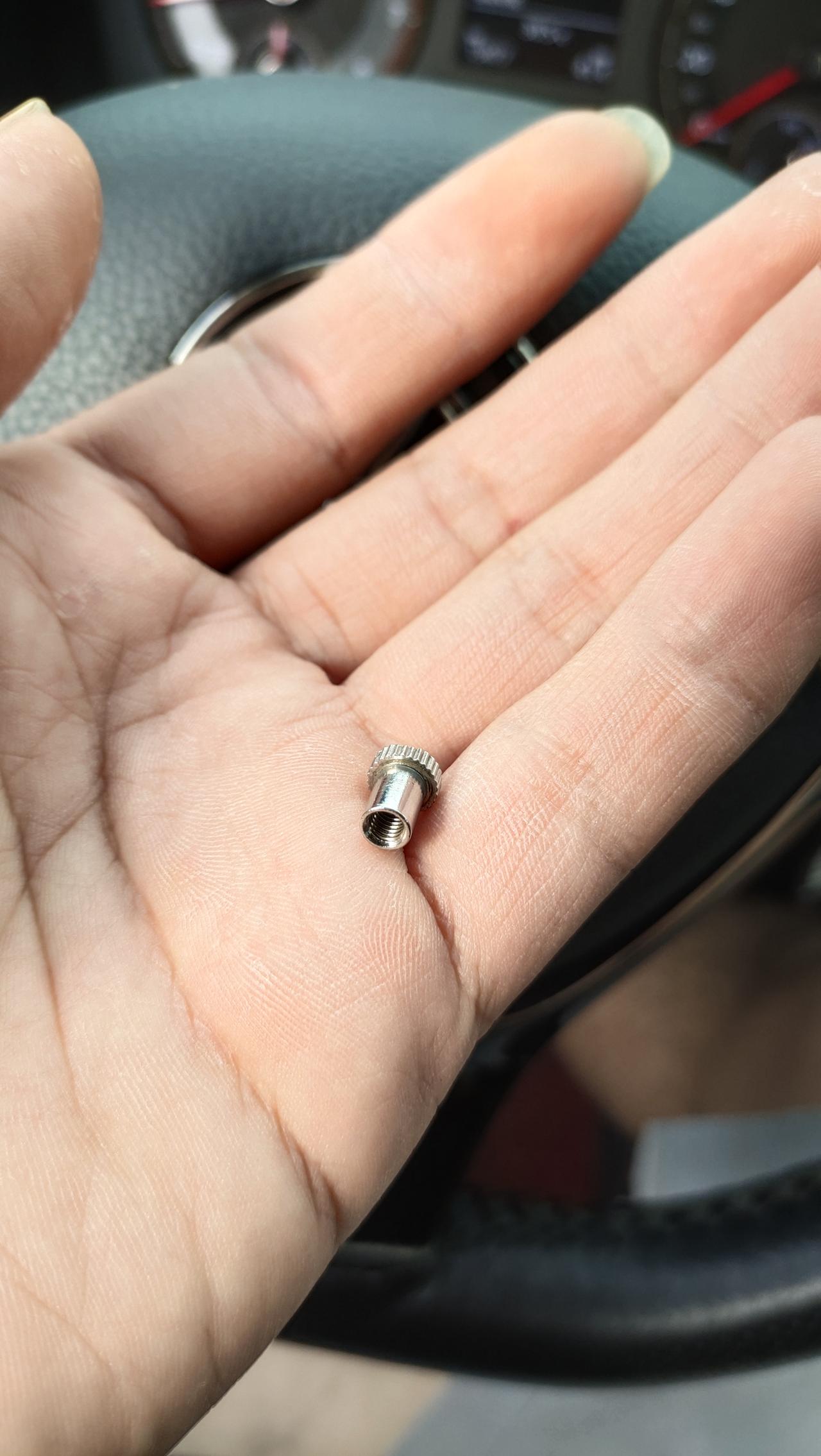 求教，朗逸p，今天开着车，从驾驶位置的腿上方掉下来的，不知道哪的，4S店也说不知道，请教各路大神，有知道这是哪里用的吗？