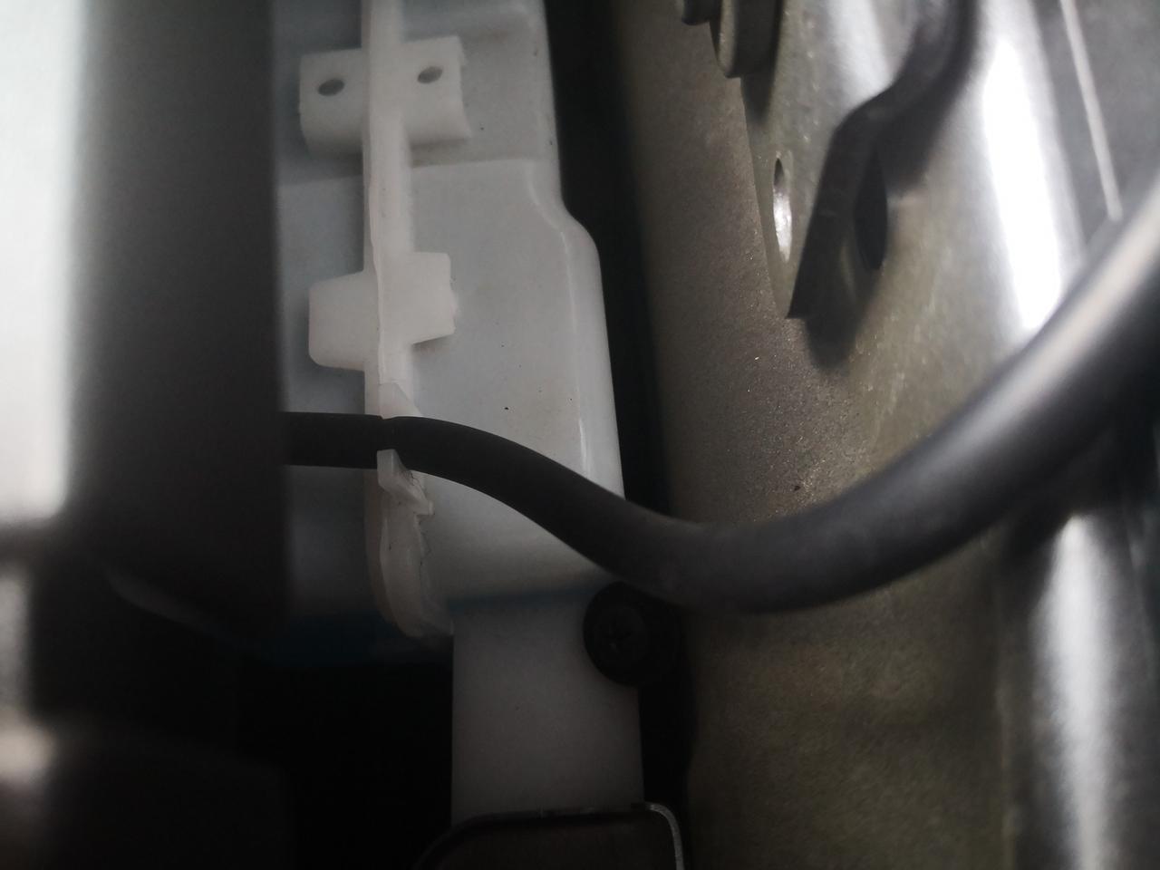 比亚迪宋PLUS EV 有没有遇到过在玻璃水箱夹缝处卡着胶的和铁的螺丝，到时又找不到引擎盖上是哪里的？求解