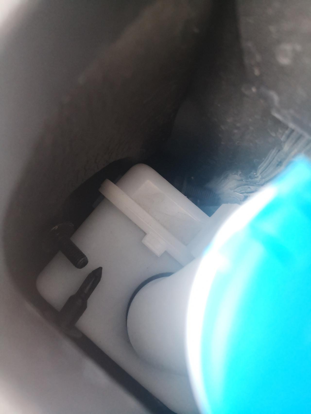 比亚迪宋PLUS EV 有没有遇到过在玻璃水箱夹缝处卡着胶的和铁的螺丝，到时又找不到引擎盖上是哪里的？求解