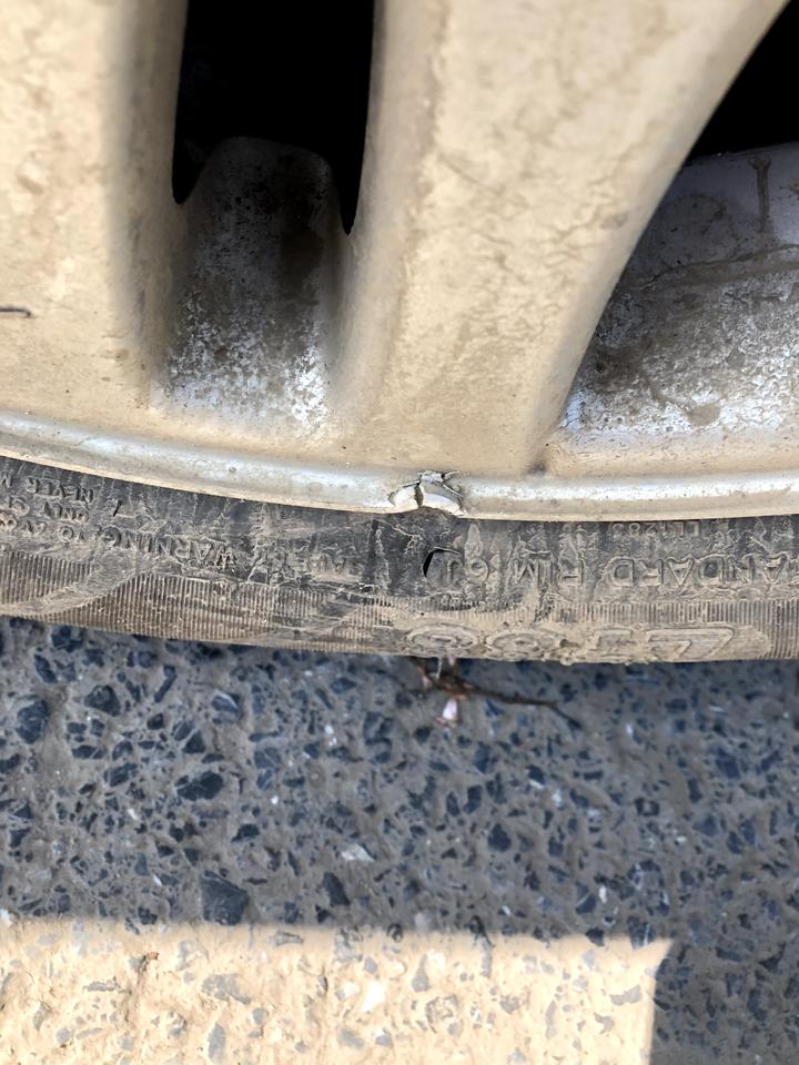 标致508L 后轮这样了 有没有事，需要去怎么处理
