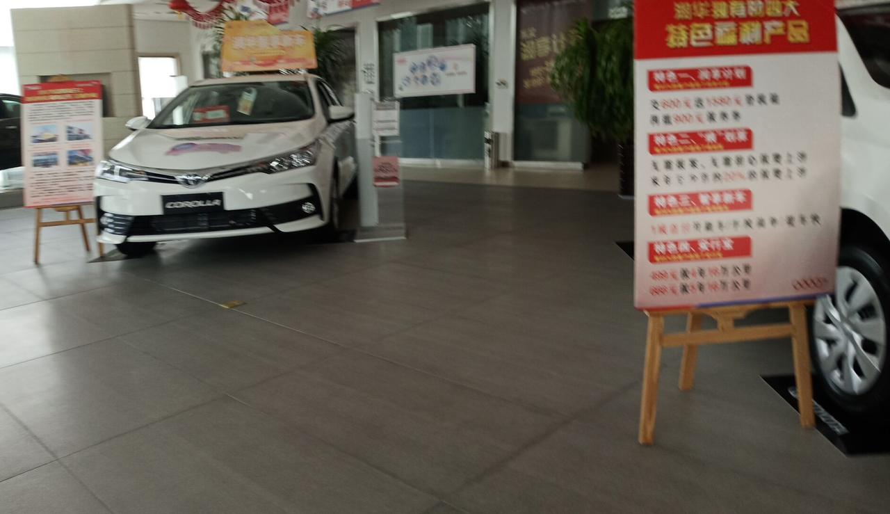 油电混动和纯油哪个更便宜？卡罗拉油电混动最低配裸车15万，纯油卡罗拉裸车11万7。纯油每公里0.4元，油电混动每公里不到