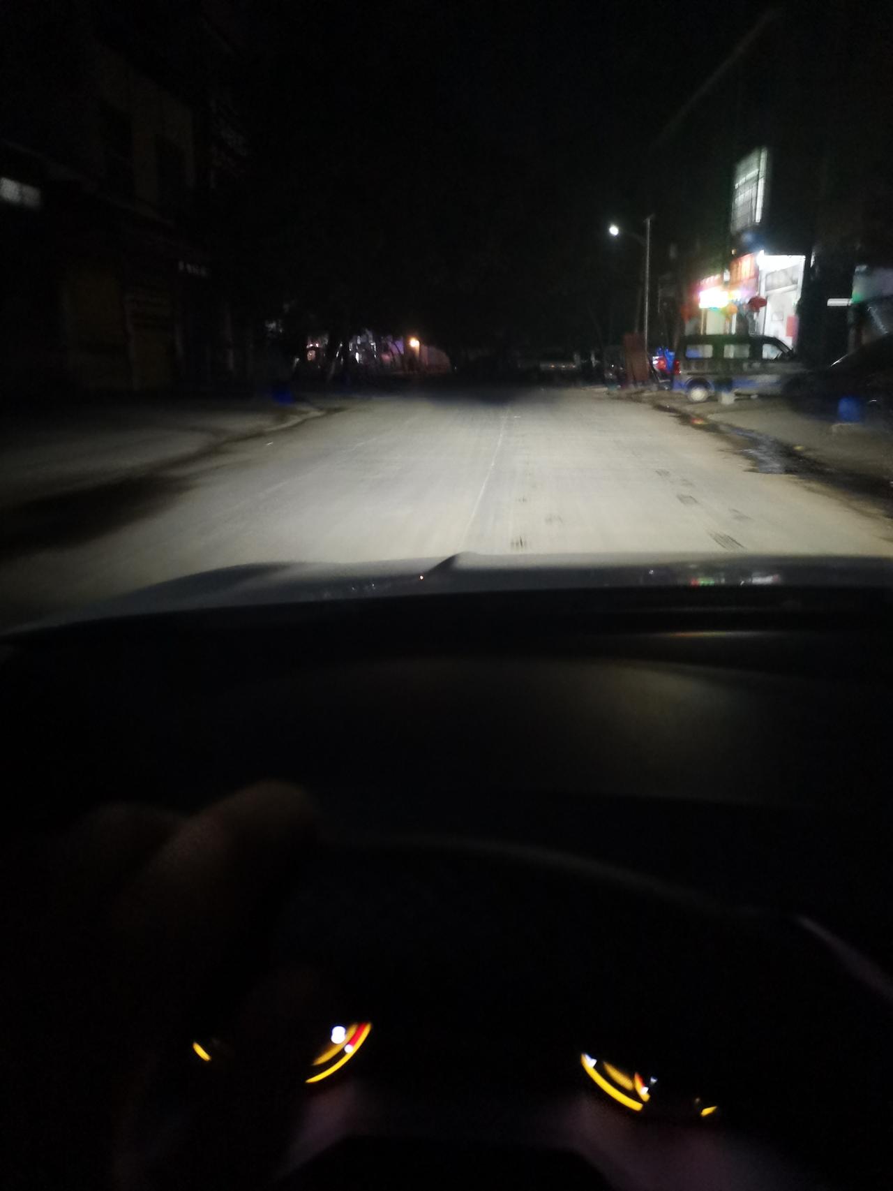 21款朗逸1.4T舒适版，近光灯怎么有一块黑的？