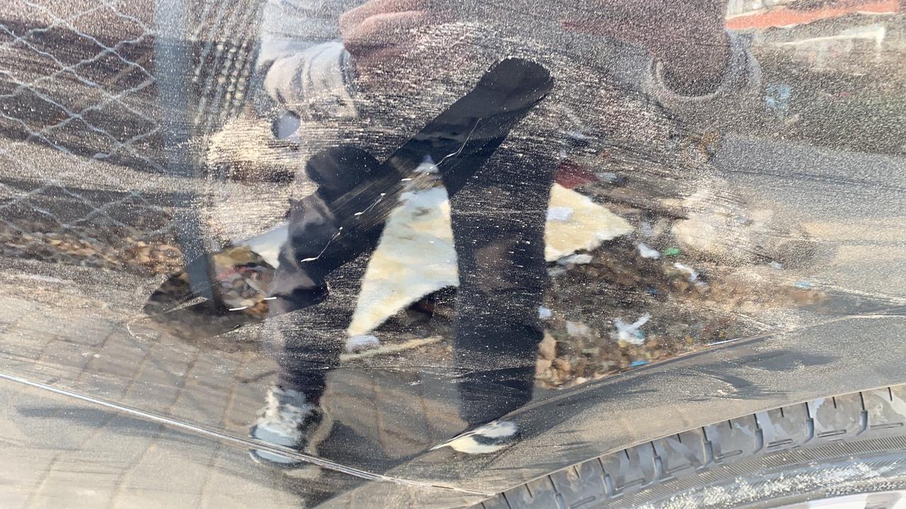 红旗H5经典 贴个膜多少钱，前两天车好好的停着，第二天一挪车发现右边被划了两道，有点烦