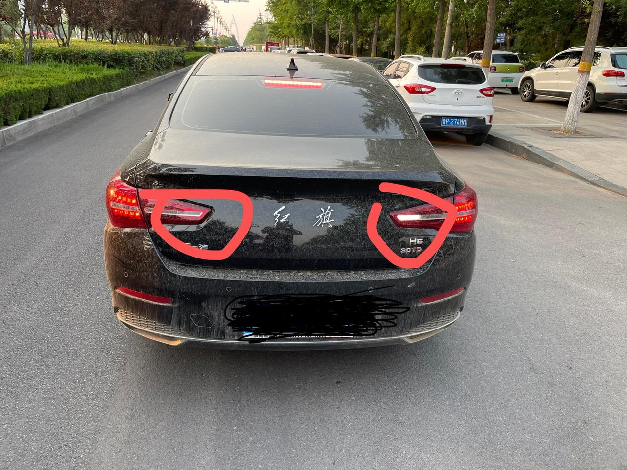 红旗H5经典 倒车的时候后边亮一个灯是正常的吗