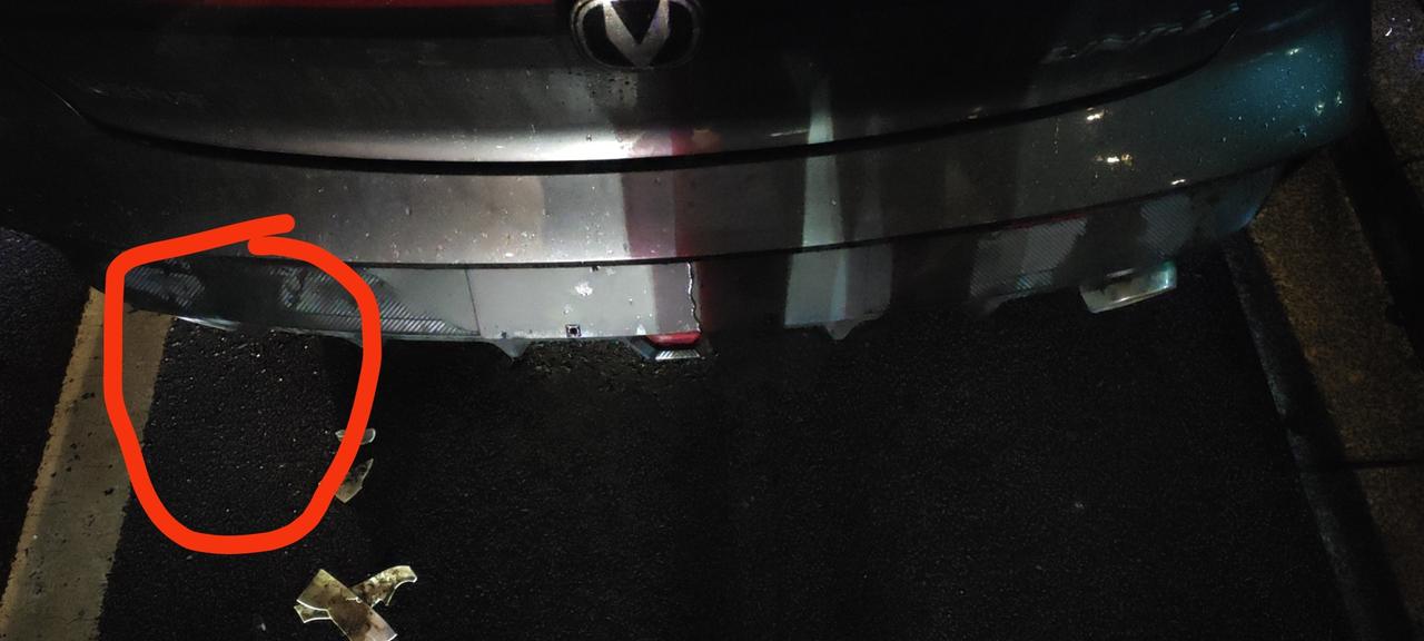 长安UNI-V 刚提车第五天，昨天晚上接女朋友的时候被电动车追尾了，左排气给我撞的往左偏了，而且相比于右排气，往里进去了