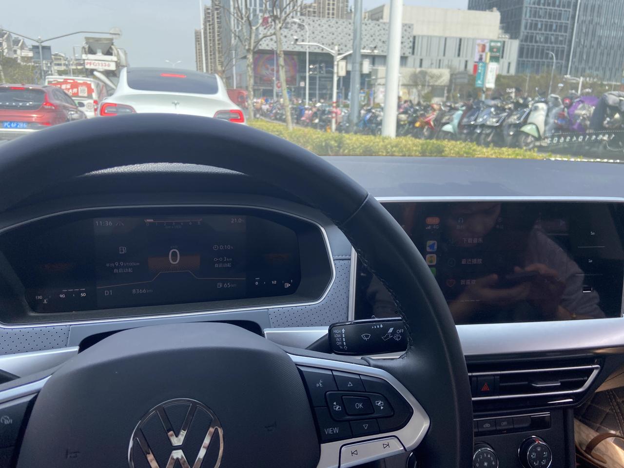 大众朗逸 兄弟们，碰到问题了，昨天晚上开车仪表盘显示灯光系统故障，我就没在意，然后今天白天开车发现仪表盘跟中控就很暗，明