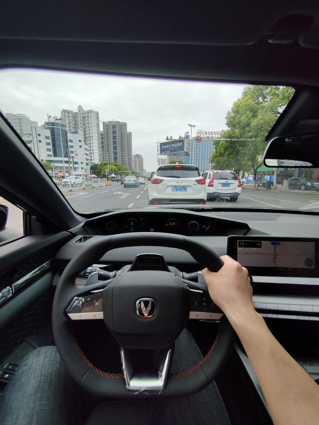 长安UNI-V 各位老板好，尊贵版如果套件全加分期6-7W.大概需要多少费用能落地？