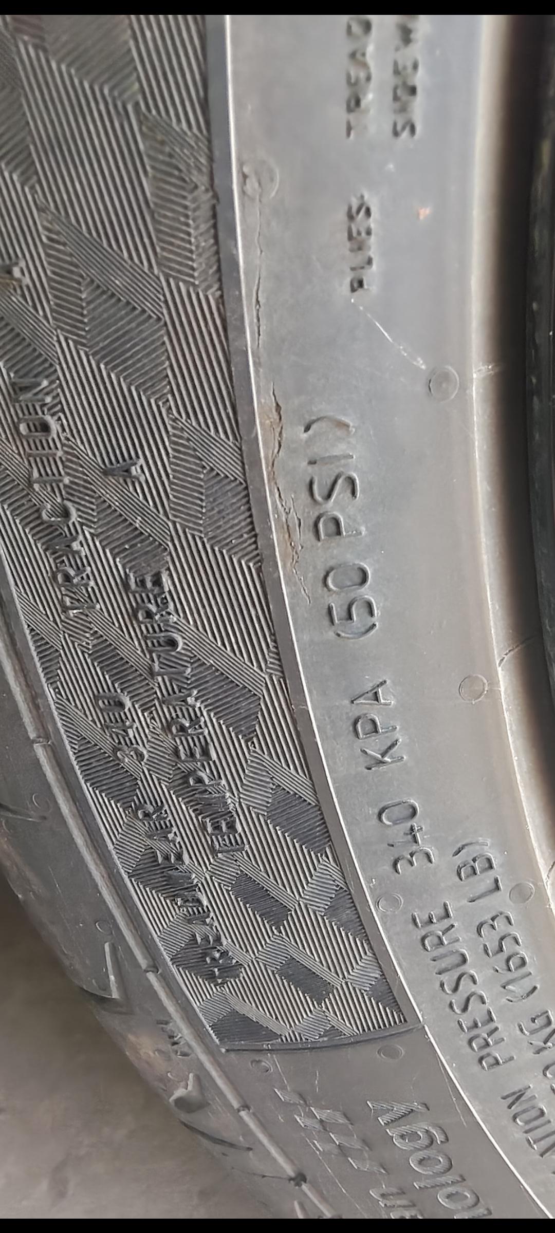 长安UNI-V 新车3个月，轮胎有裂痕，4s店说是被尖锐物体刮的，请问大家有没有懂的，这是被刮的还是质量问题