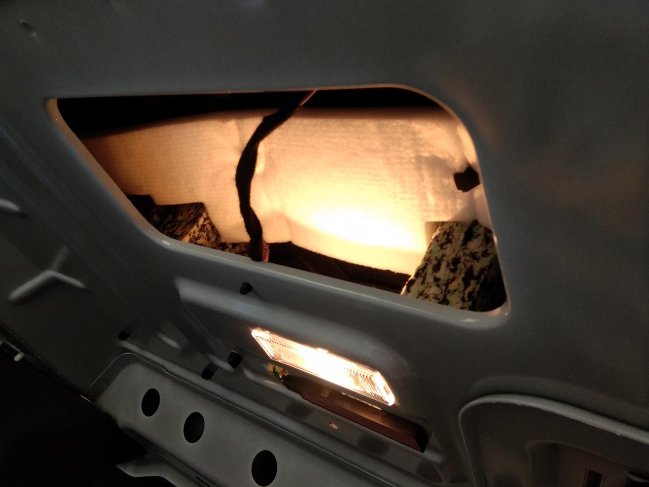 大众朗逸 你们的尾箱后面这个地方，用什么给遮住啊？这个洞感觉空着不好看，再怎么看油耗啊？你们的方向盘停车是不是正的，我怎