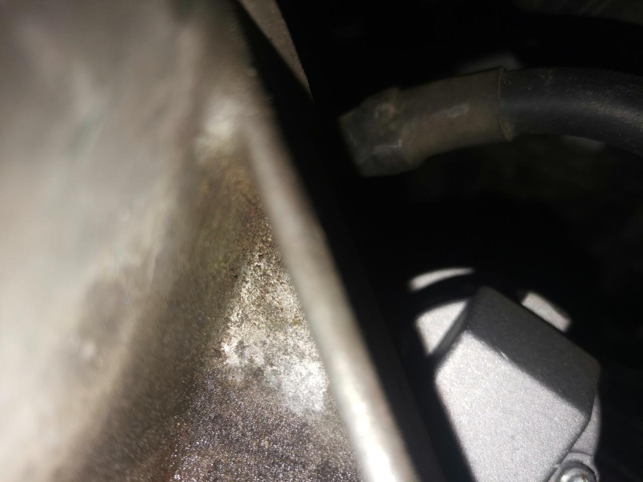 12年大众朗逸，上次换了个节温器，别的地方都干了，就这个地方一直湿乎乎的，感觉像是防冻液的感觉，但是主要是在变速箱上的位