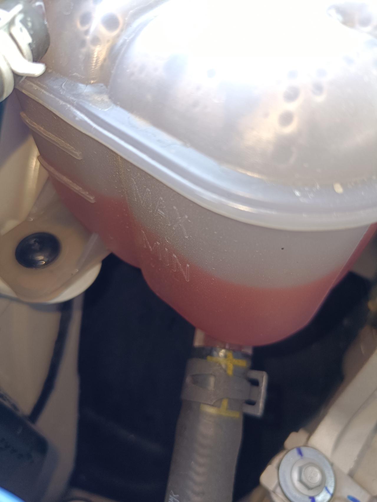 长安UNI-V 这是要加防冻液了吗，快到最低线了，四个月的新车