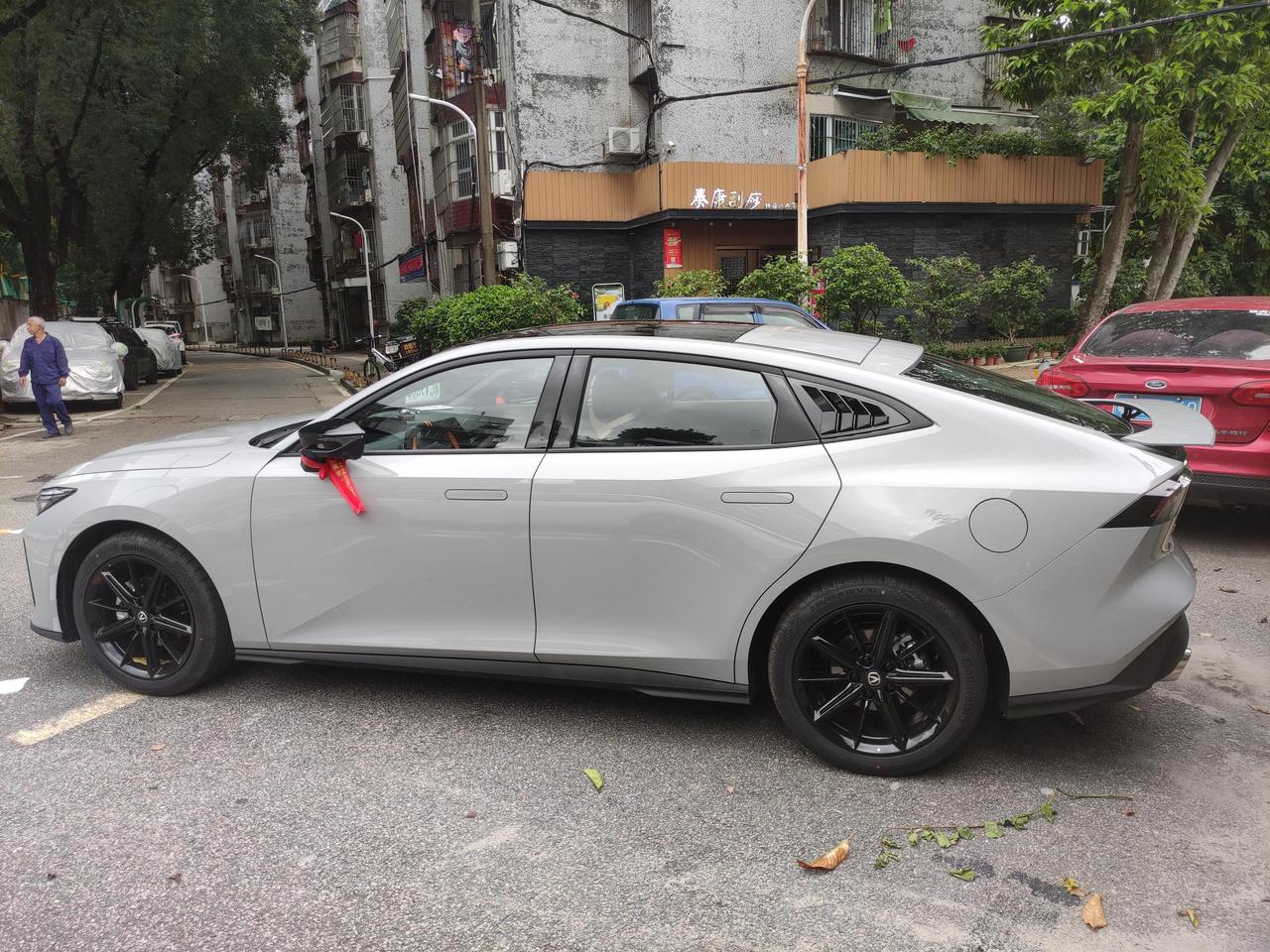 长安UNI-V 各位老板有人走长安金融的吗？按揭提车贷款的，你们的需要紧急联系人同意吗？真是悲哀啊！三十出头的人了想买辆