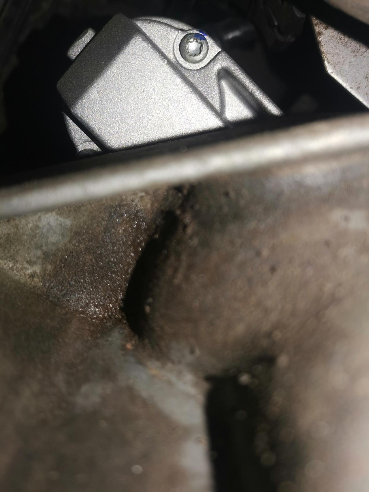 12年大众朗逸，上次换了个节温器，别的地方都干了，就这个地方一直湿乎乎的，感觉像是防冻液的感觉，但是主要是在变速箱上的位