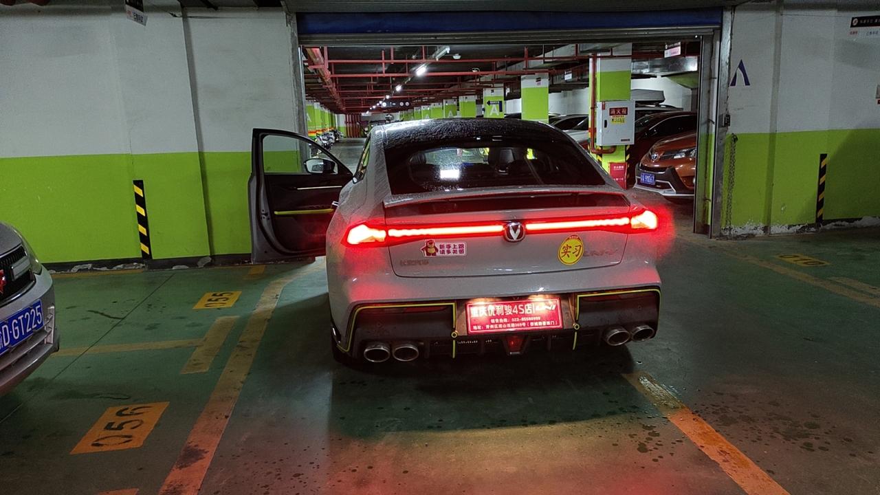 长安UNI-V 有没有重庆的车友Qun，拉我一手，我新买的才一周都有是哪个地方漆掉了，另外我买的是原子灰运动版，贴悬浮和