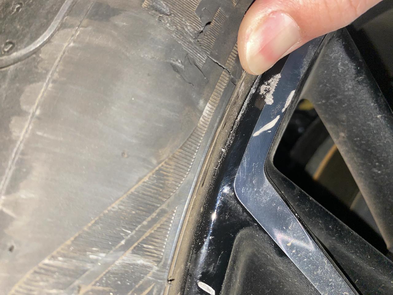 领克03 转弯后轮碰到砖头砌的墙了，划破了，这有事么还能跑高速么才一个月有点子难过