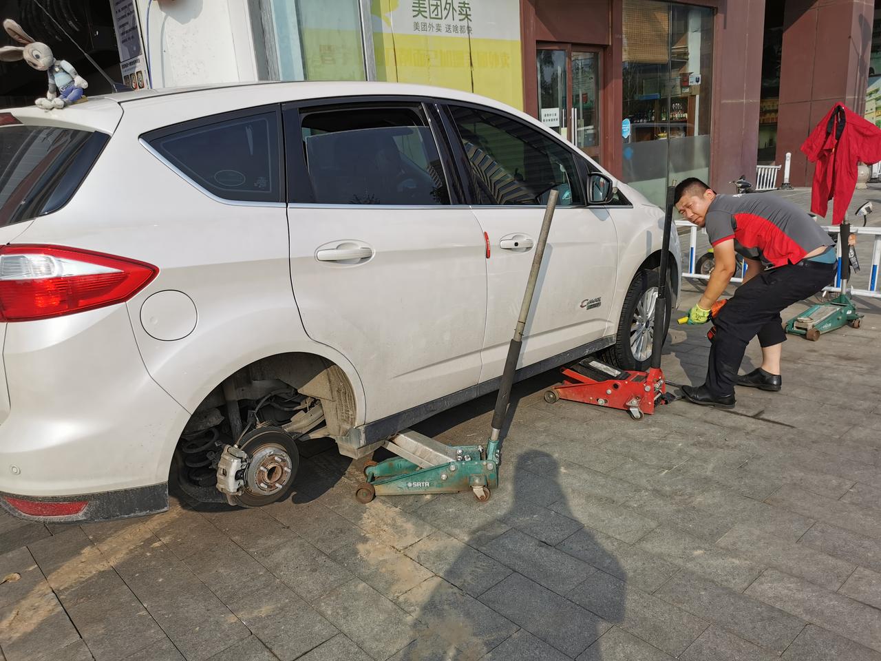 福特C-MAX PHEV 北京的C-MAX车主们集合啦～这么稀有的车型被大家选中就是缘分～说明在宇宙空间内大家三观非常合