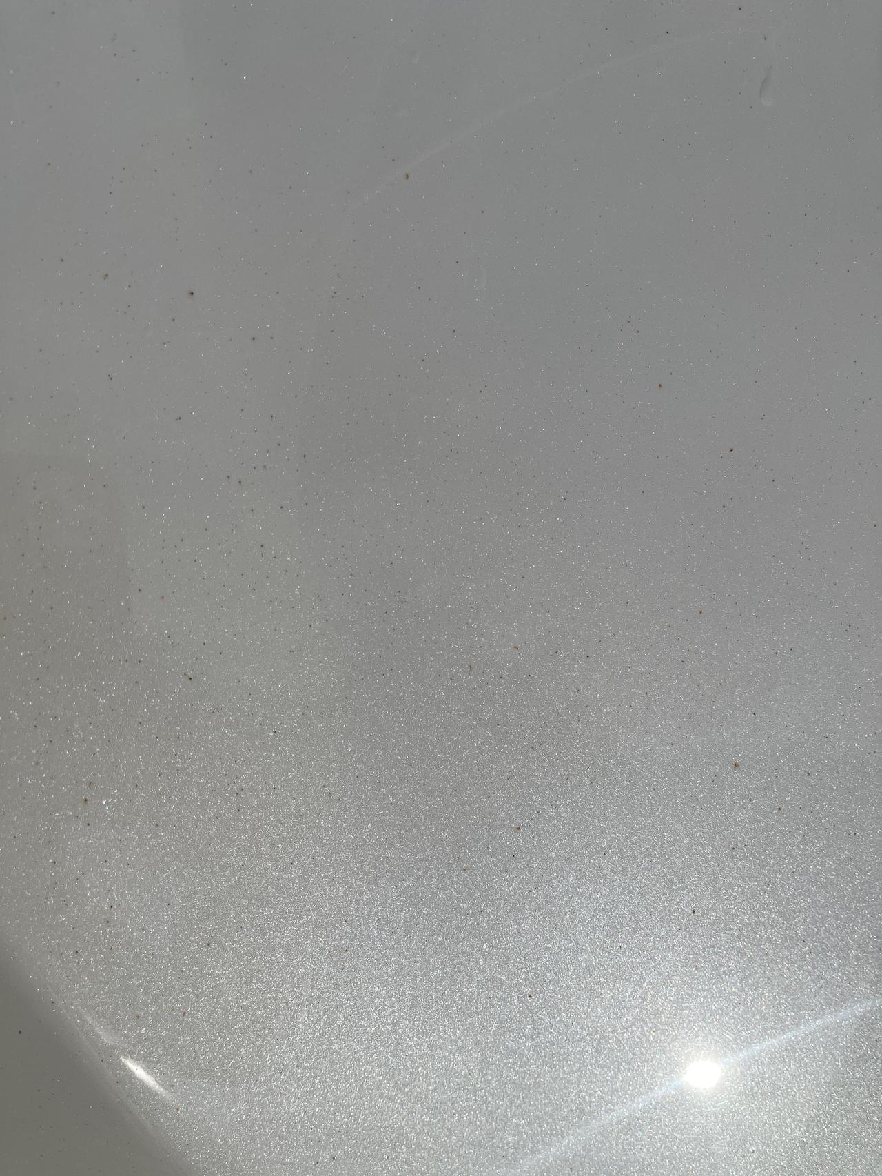 我新买一年的雅阁，前机盖全是锈点，这正常吗，相机拍的不是很明显，但是实际很明显。