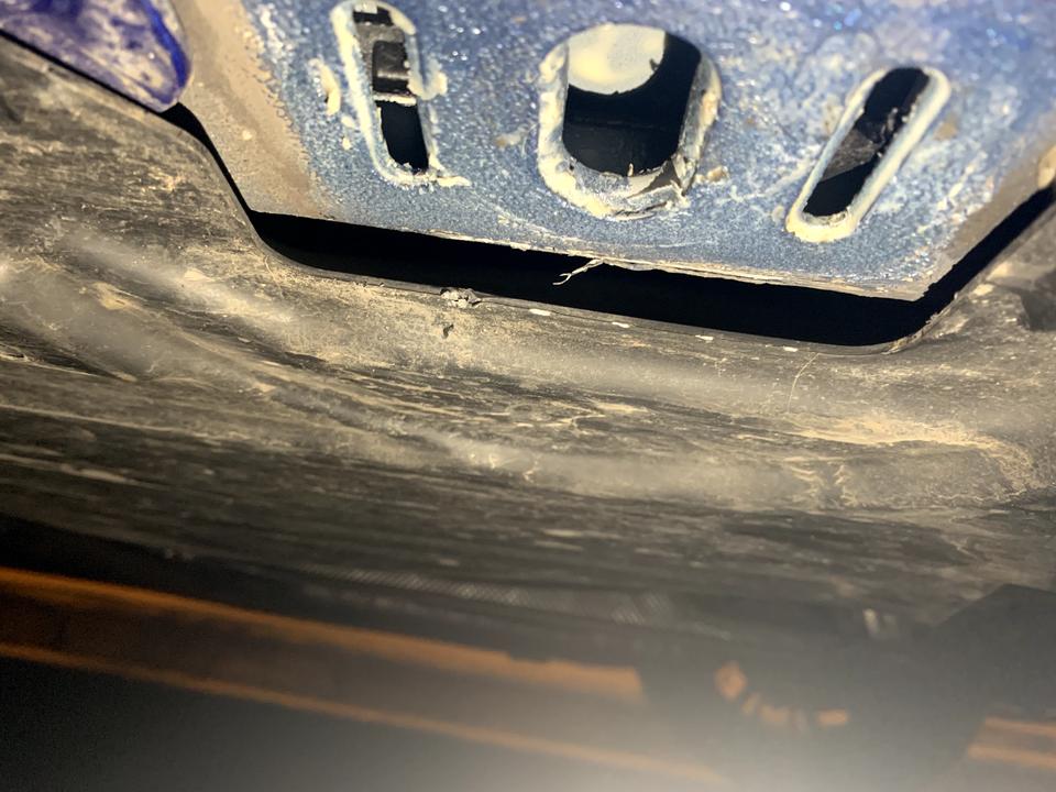 宝马3系 哪位朋友知道这种情况车子可以开吗？地盘黑色的塑料断了，挂D挡的时候有气压的声音