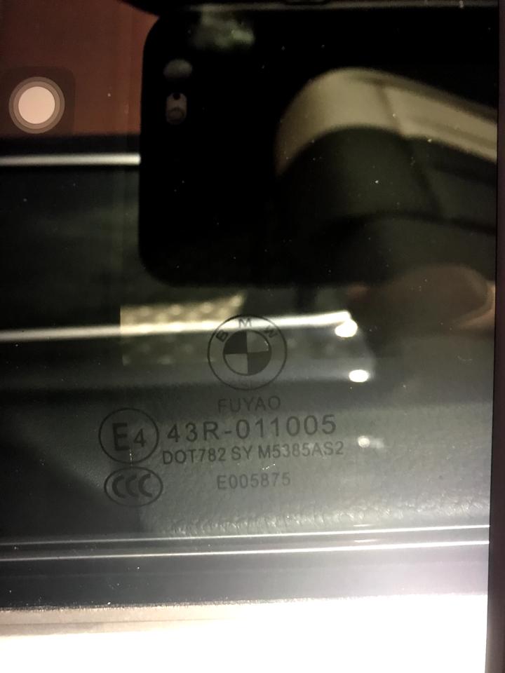 宝马3系 你好，我刚提的宝马320li，车后门两侧车玻璃没有生产日期，其余玻璃有，是怎么回事