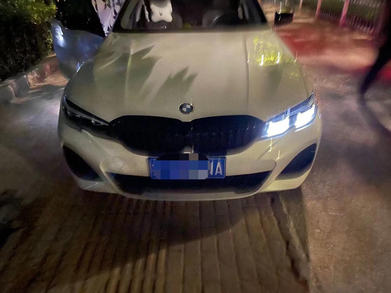 宝马3系 有人锁车后发现车子还有一侧灯亮起吗？有车友知道怎么回事嘛？