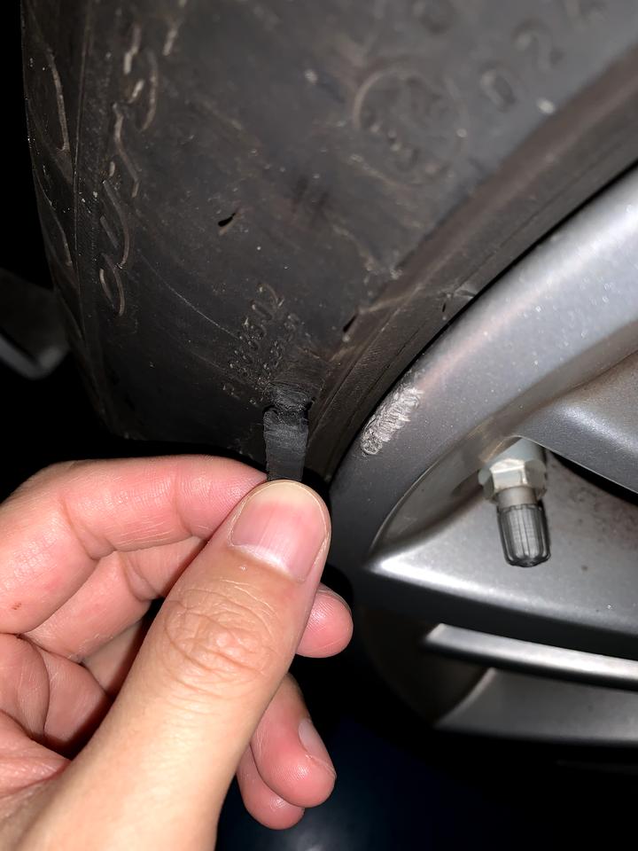 宝马3系 大佬们好，帮看下这轮胎要不要换。倍耐力P7防爆胎，两年14000公里，平时市区跑，每年回老家时跑高速，单程90
