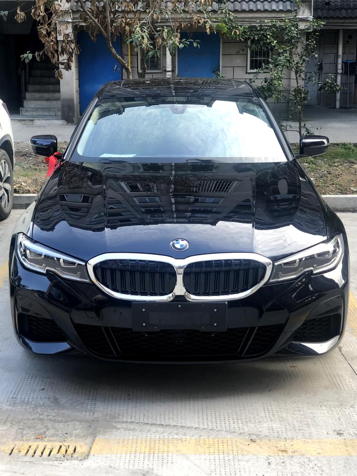 宝马3系 新手求指教，325i m运动套开回来的路上有两次方向自动修正，感觉像是方向盘被强制反方向拉了一把，这种是在什么