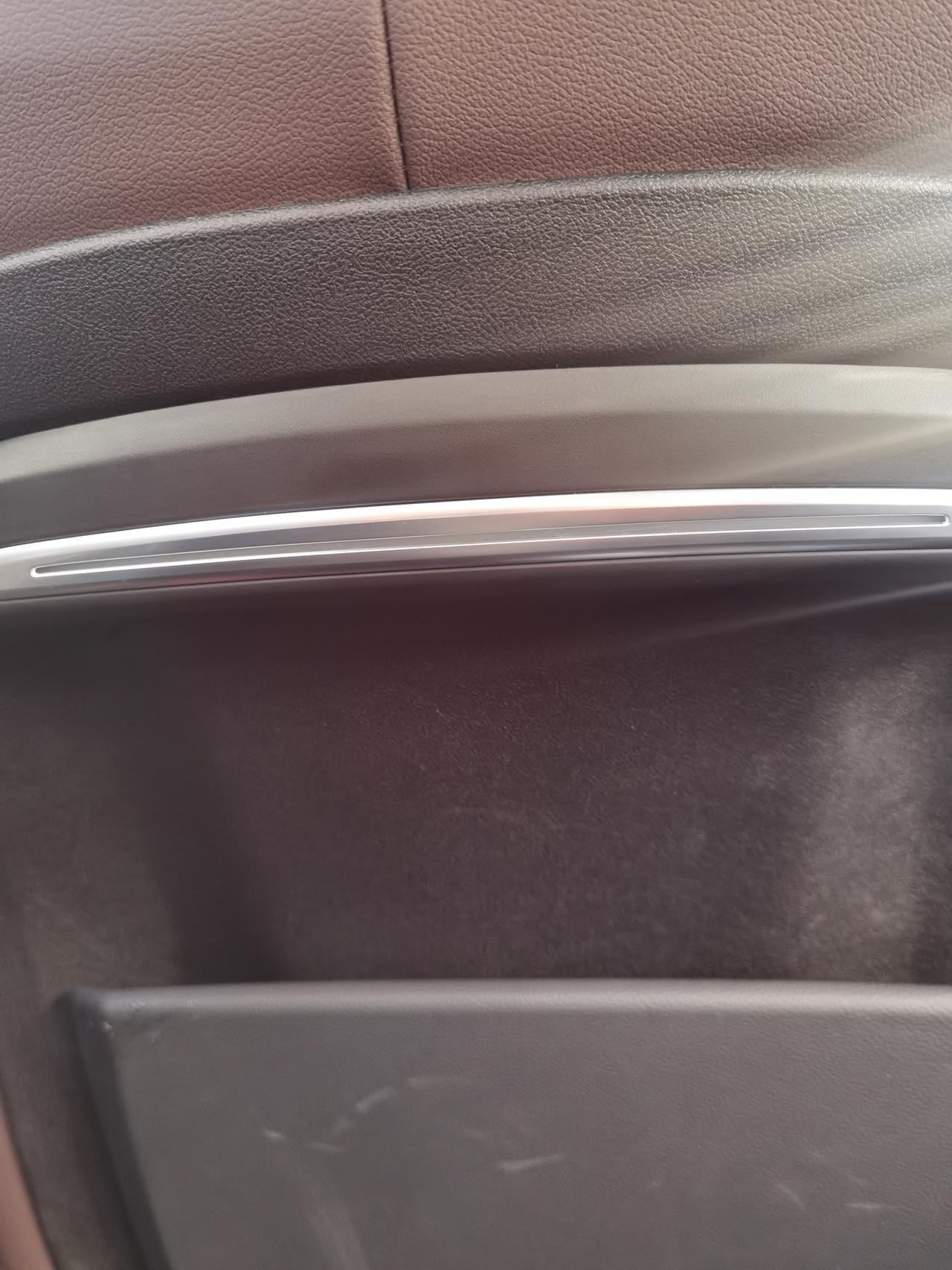 宝马3系 1月2号刚提的车，现在有两个车门与驾驶座后面的氛围灯不亮了。应该是免费保修的吧？