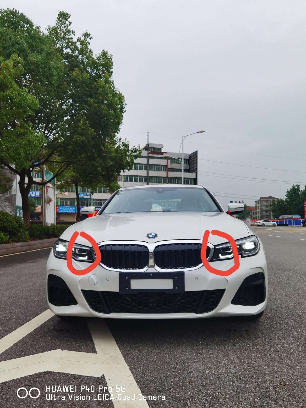宝马3系 新3系图片中画红圈的那两个大灯是不亮的吗？