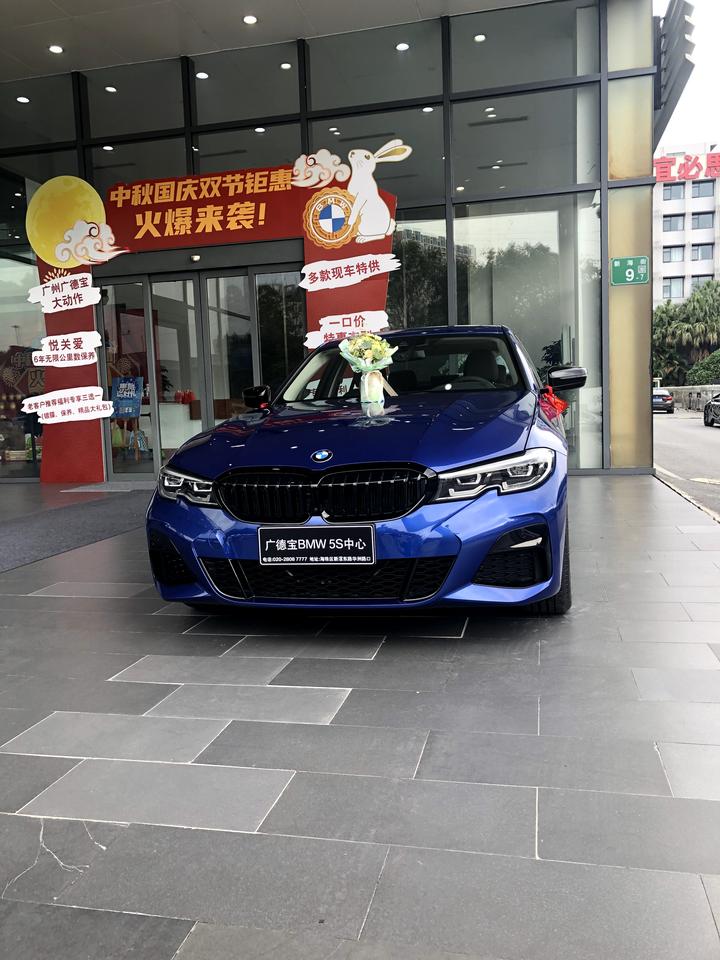 宝马3系 曜夜版蓝色是不是很少人买，路上基本不怎么看到蓝色，看到碳黑的静态的时候已经走不动了最后买车的时候20款没有炭黑