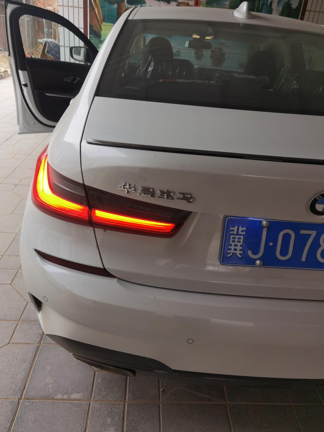 宝马3系 车灯都关了 这个灯怎么还一直亮呢