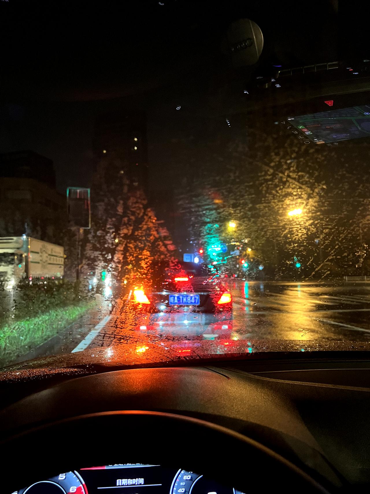 奥迪A4L 问下圈里各位老哥，我这个是玻璃上的油膜吗还是雨刮器的问题？每次沾水雨刮器刮过就这样一层，等干了的时候玻璃上又