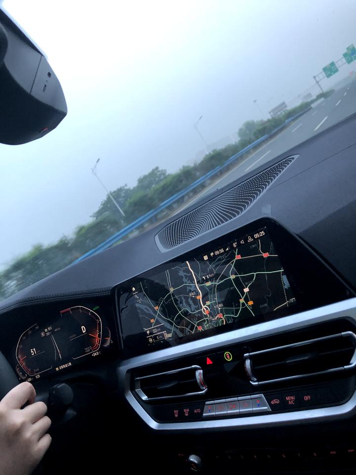 宝马3系 新三系CarPlay怎么连接并投屏可操作手机啊？求详细步骤，目前连的是蓝牙