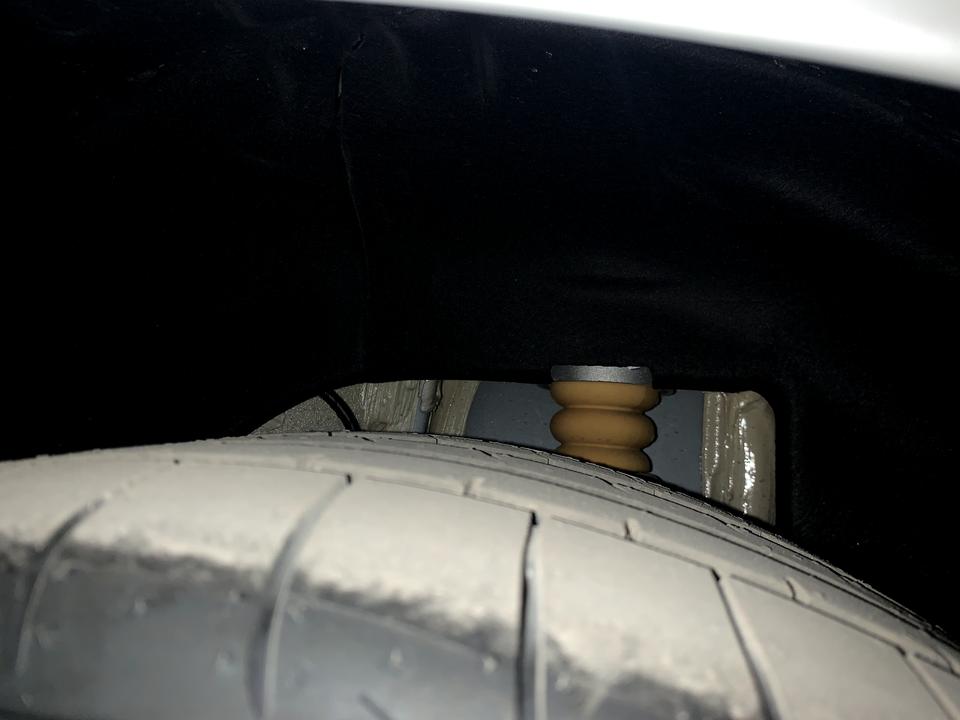 宝马3系 后减震器里面这个黄色的是减震限位器吗？需不需要拆掉呢？