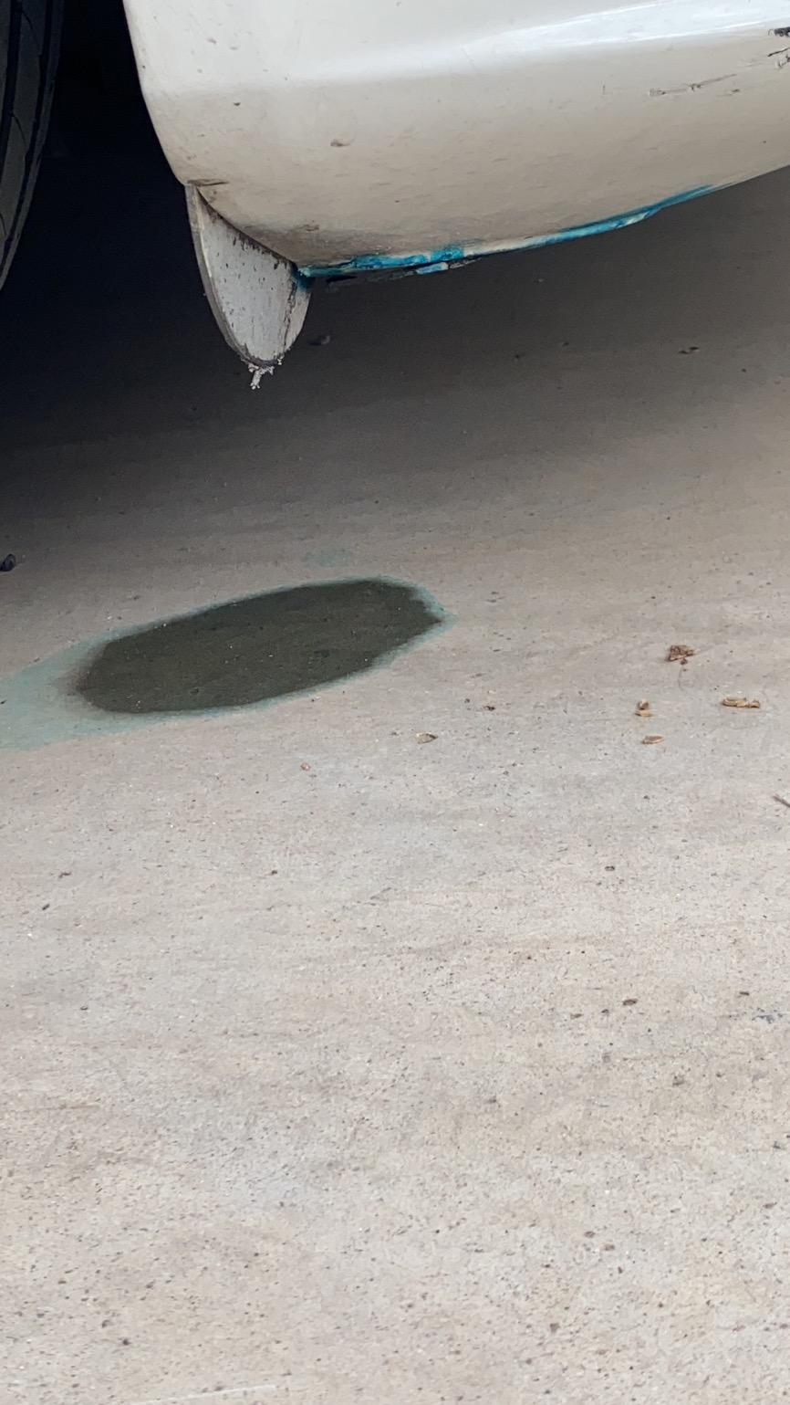 奥迪A4L 车子右前轮滴水   还是带点蓝色的 有知道这是什么情况的嘛