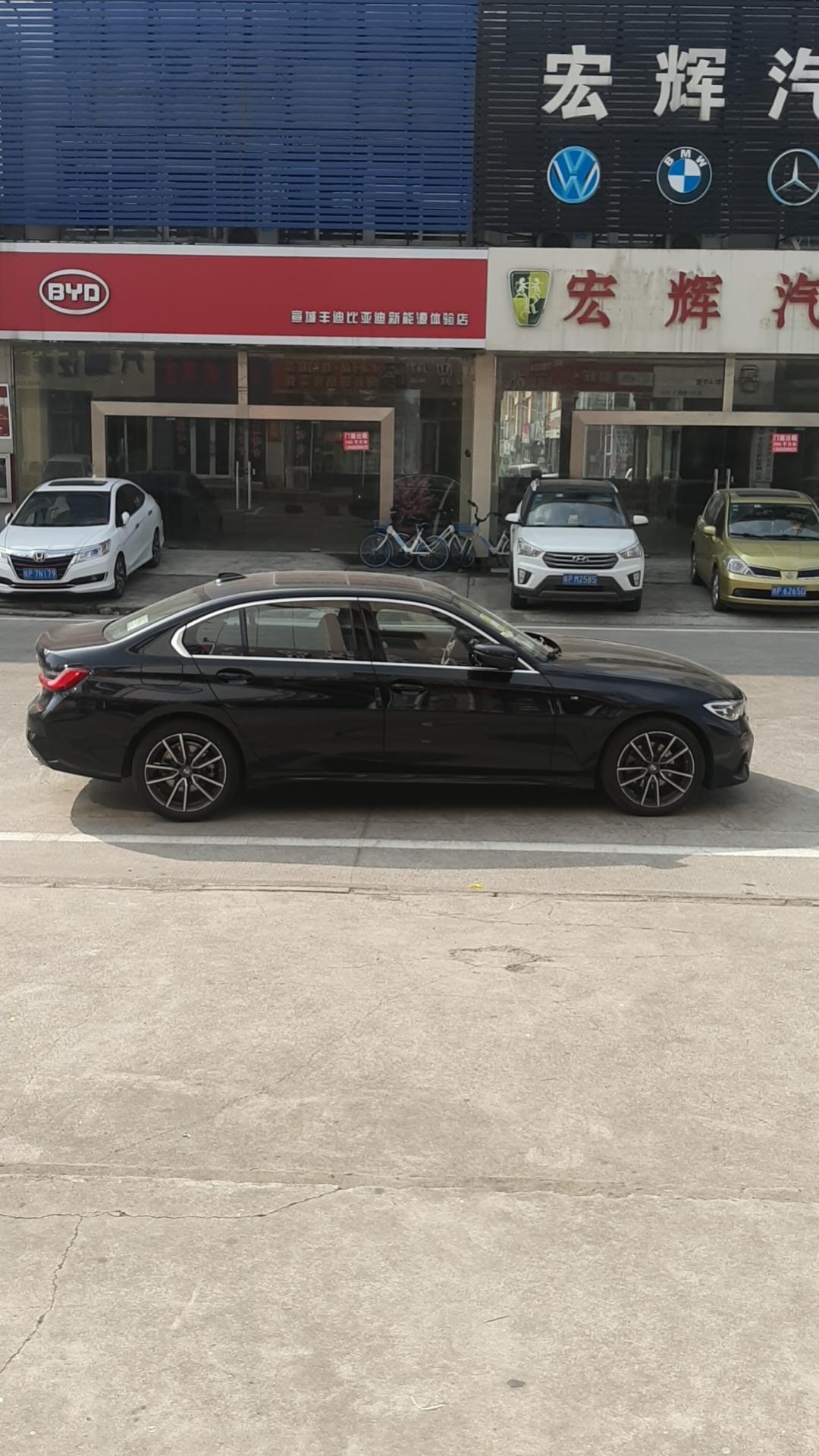 宝马3系 各位大佬们，想请教，宝马新3系关车门的问题:因为爱惜车，经常关门轻了就显示车门未关闭，然后挂D档踩油门系统看我