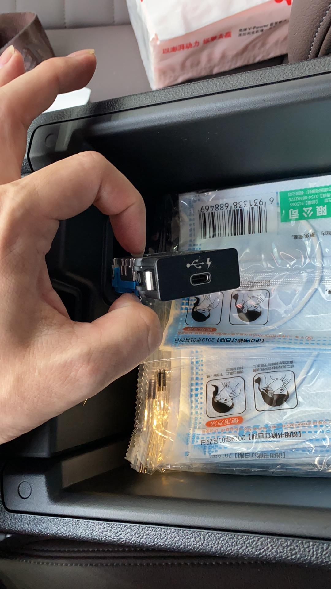 宝马3系 2020款宝马325li 运动 在扶手箱里面的Type-c接口 在没使用的情况下发热而且烫手 这正常吗？ 求解
