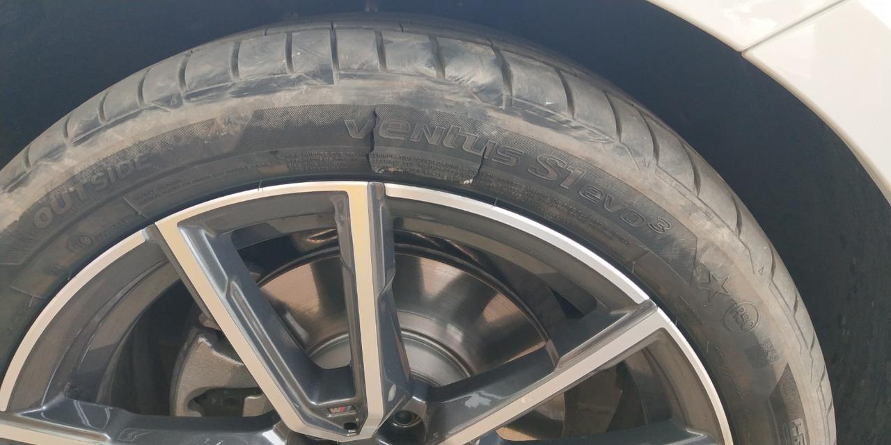宝马3系 新车不到1个月就爆胎了 就过一个小小的坎  而且一次性爆3个 这是什么轮胎这么差？换什么轮胎好一点？