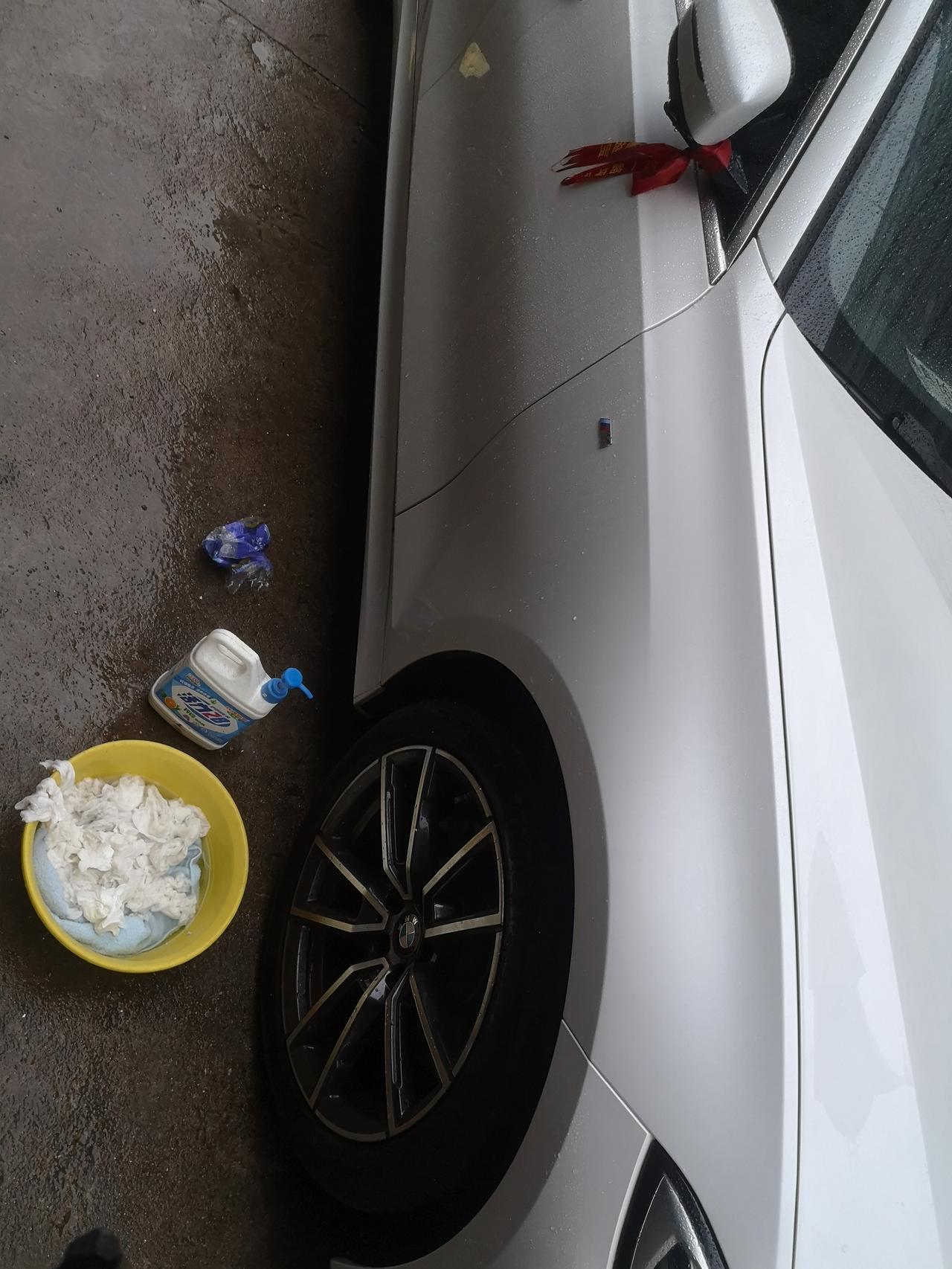 宝马3系 友友们，没注意爱车停在楼下靠近了油烟机，滴了几滴油在车引擎盖，拿卫生纸洗洁精洗了三个小时.还是有丢丢 ，好难受