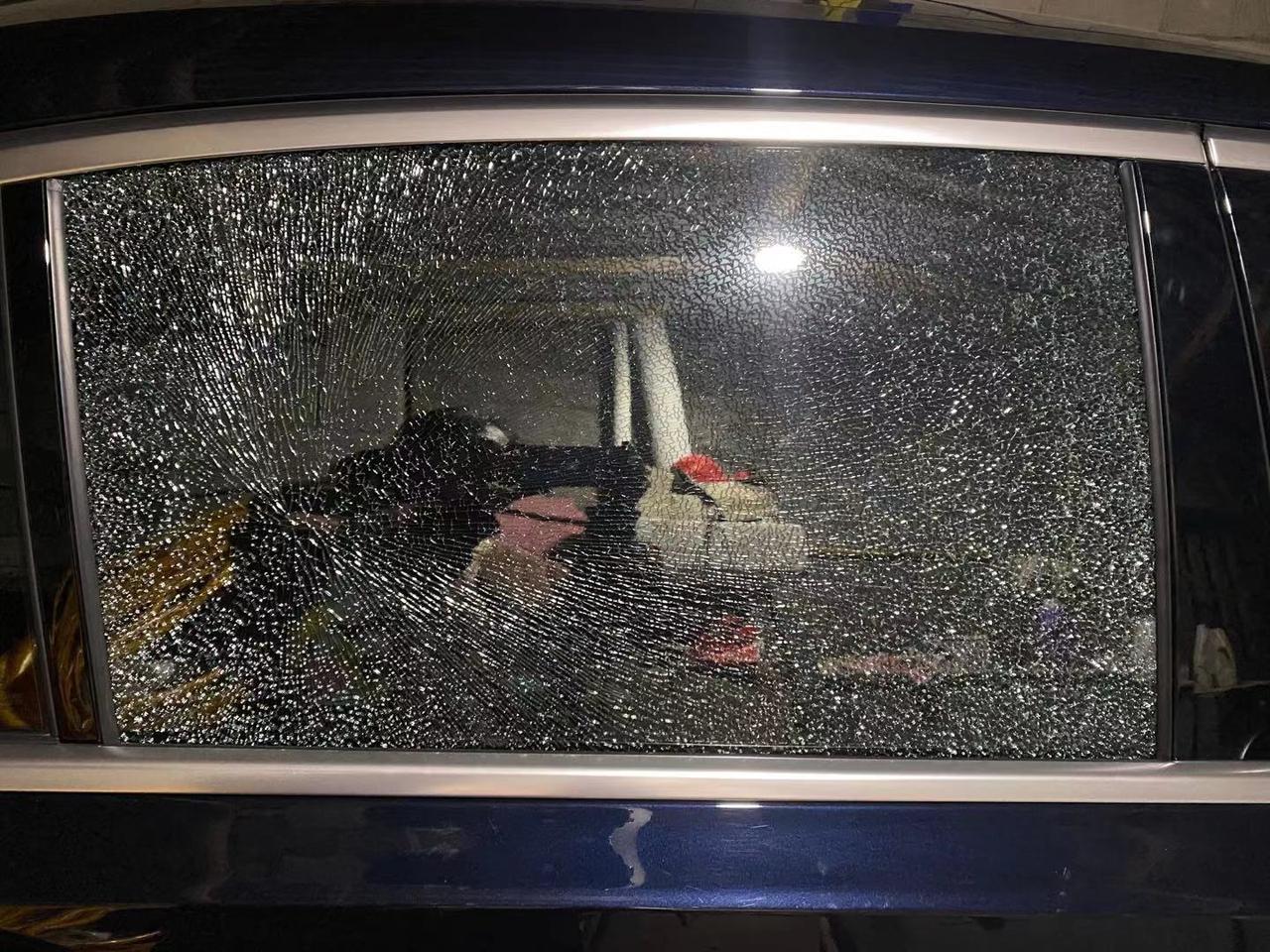 宝马3系 新买两个月的325li右后门玻璃自爆了怎么办