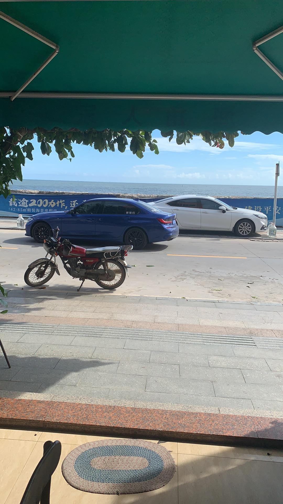 宝马3系 新三系暴晒后空调不制冷有啥办法解决？是不是自动格栅的问题啊？试了几次出外玩车停外面太阳暴晒的地方，打火了空调开