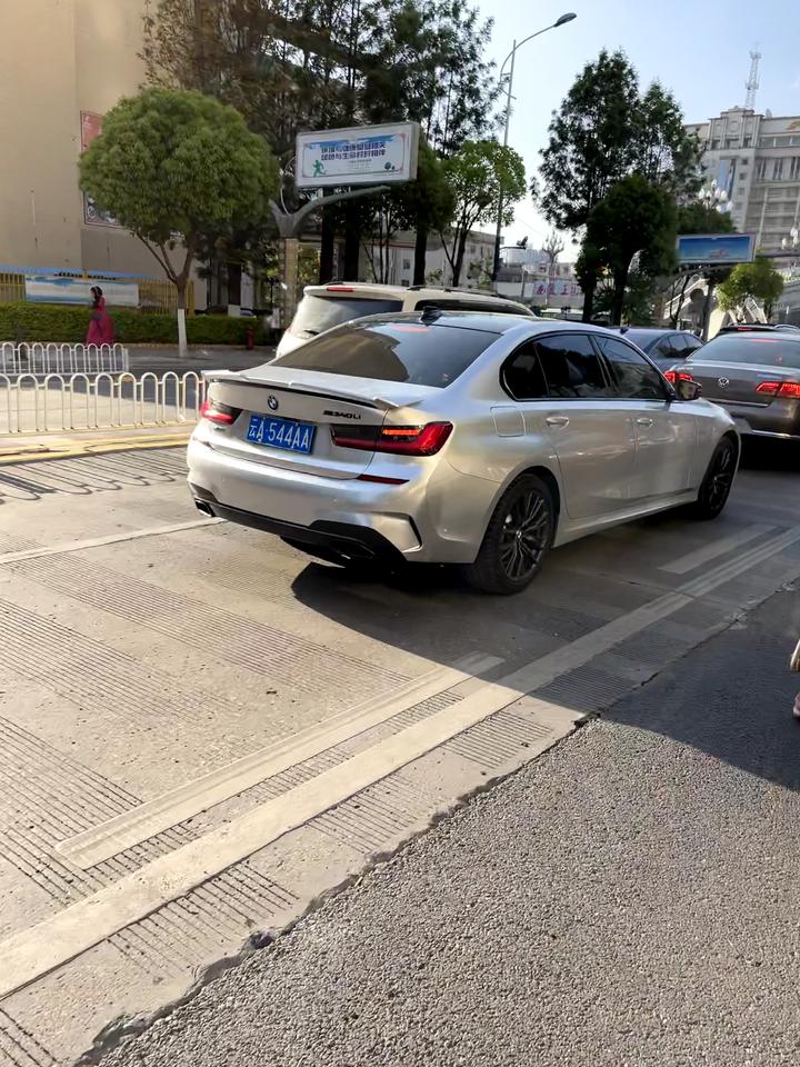 宝马3系 请问这个新3系的什么版本什么颜色，怎么还有尾翼