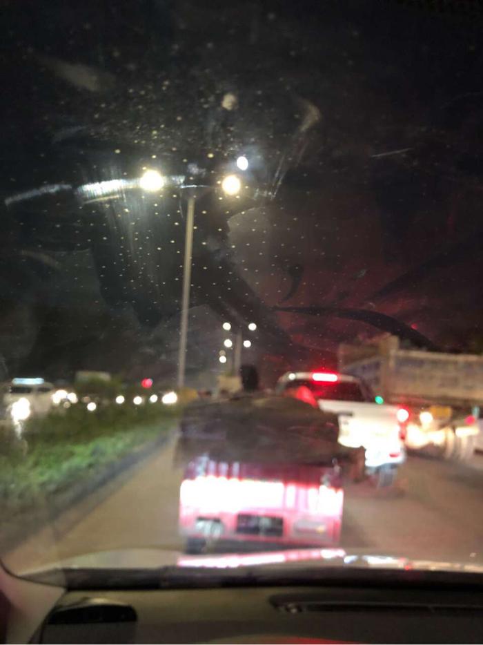 奥迪A4L 麻烦问下这种白点是啥？擦不掉！仔细看因该是在玻璃的夹层里 是膜的问题吗？以前没有的 ！