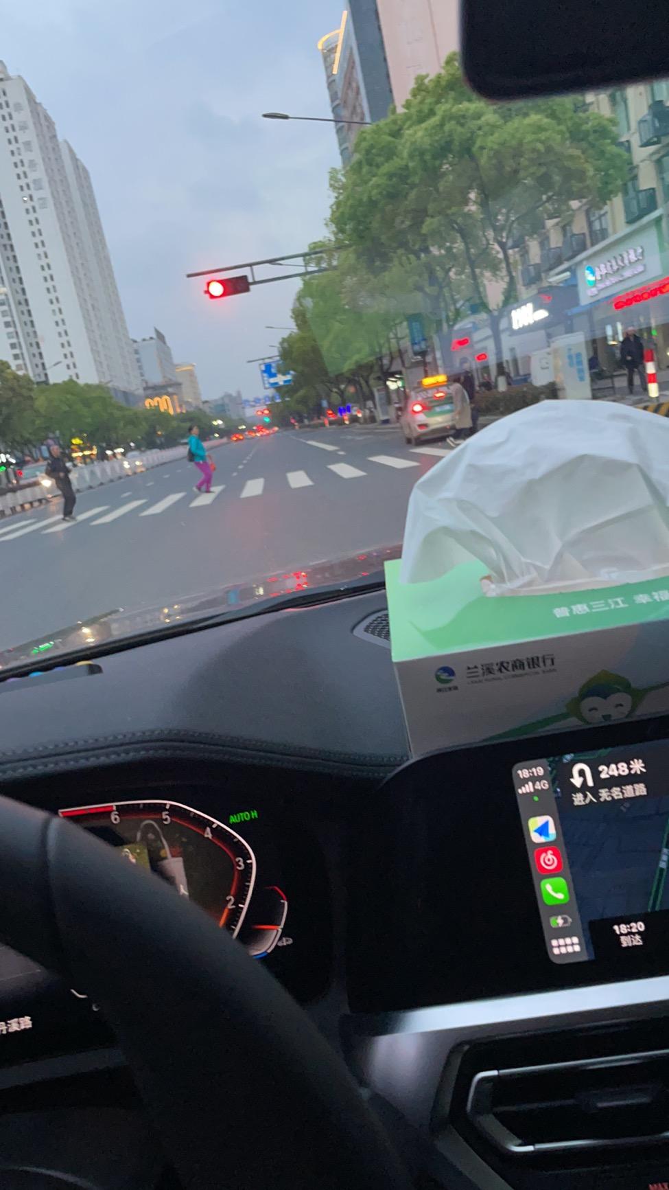 宝马3系 请问大家3系的首保都是多少公里去做的，按照10000公里还是按照行车电脑的提示（我行车电脑提示13000公里保