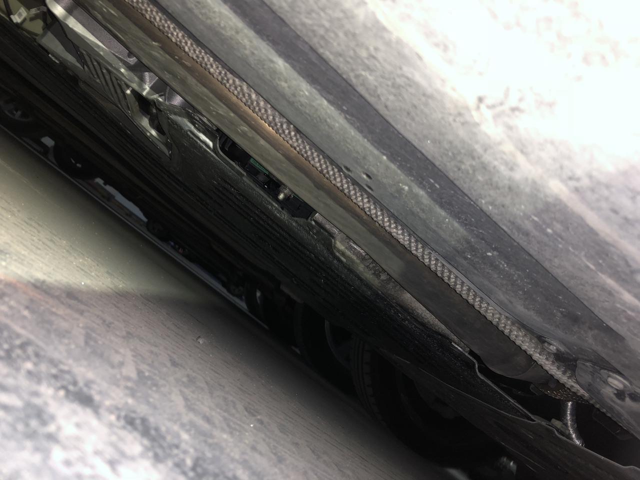 宝马3系 2020款新车，开了三个月，回家停地下车库后，，熄火下车，听到滴滴的声音，地上看了没有滴油，趴下看好像底盘里面