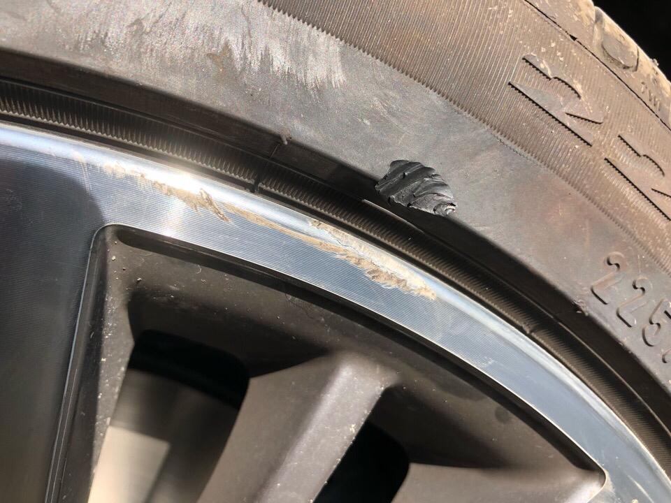 宝马3系 过弯时刮到凸起的检查井 轮毂磨损 轮胎被刮掉一小块 长一厘米左右 深四五毫米左右 如图 不知道对安全有没有影响