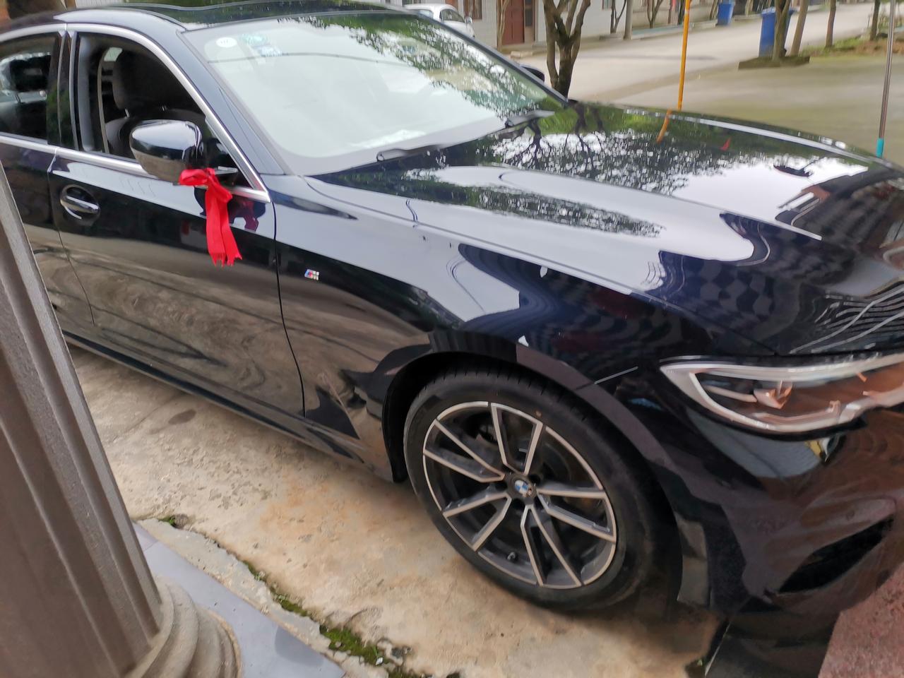宝马3系 刚提宝马325li运动套装，之前一直开大众的车，开宝马的时候感觉转向重，在高速上开双手控制方向的时候容易偏方向