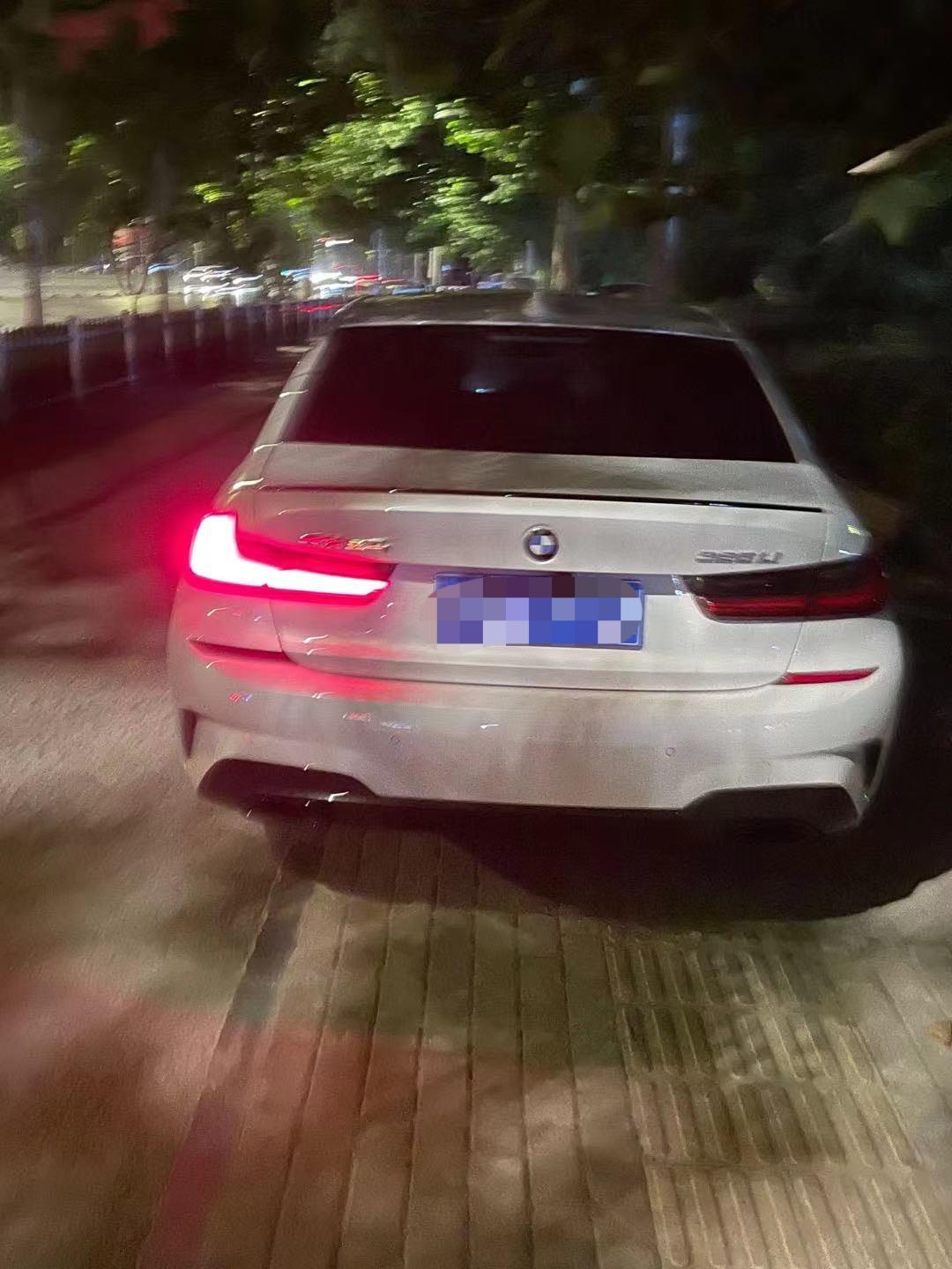 宝马3系 有人锁车后发现车子还有一侧灯亮起吗？有车友知道怎么回事嘛？