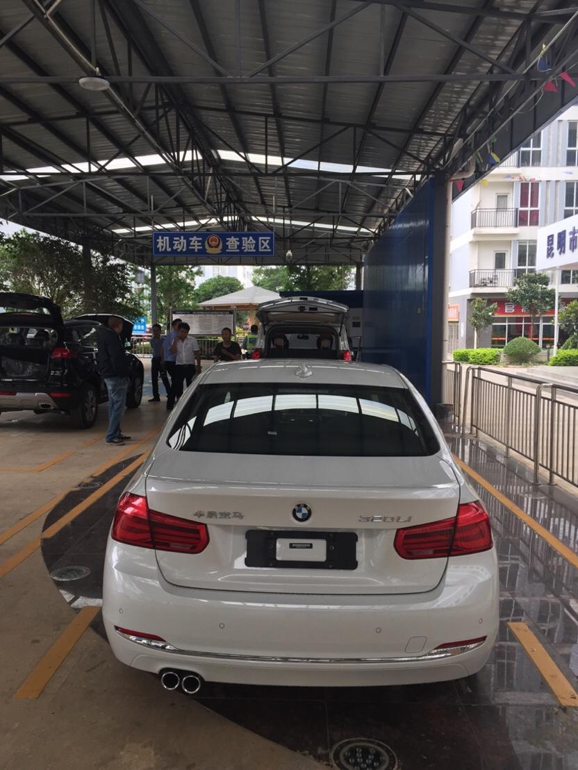 宝马3系 昆明的车友支支招，时尚款想改包围，但是车管所不给备案，老包围留着又没地方放，纠结啦。