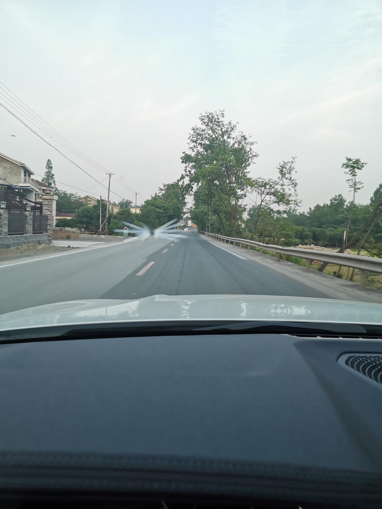 宝马3系 刚提了一天的3系就中奖了，玻璃被石头砸了，没买玻璃险，想问下换玻璃要多少钱？